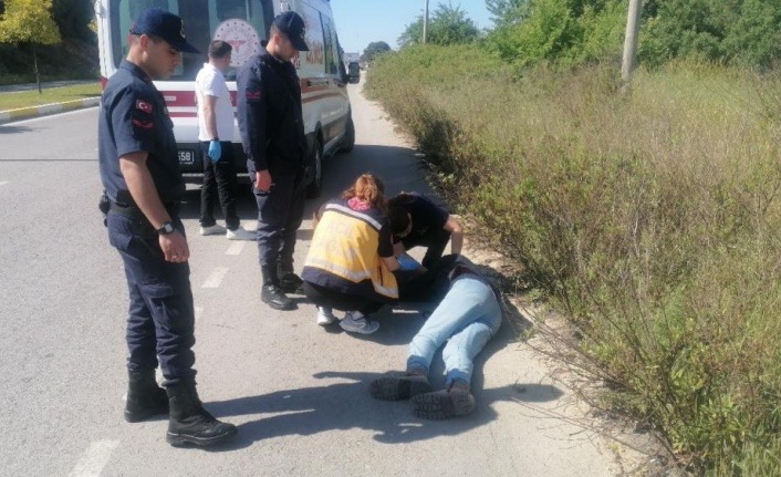 Yol kenarındaki baygın şahsın yardımına jandarma koştu