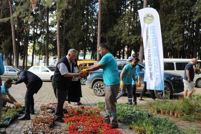 Alanya Belediyesi kurban bayramında ücretsiz 60 bin çiçek dağıtacak