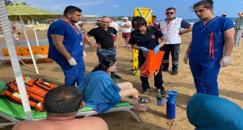 Alanya'da boğulma tehlikesi geçiren 2 tatilciyi cankurtaranlar kurtardı