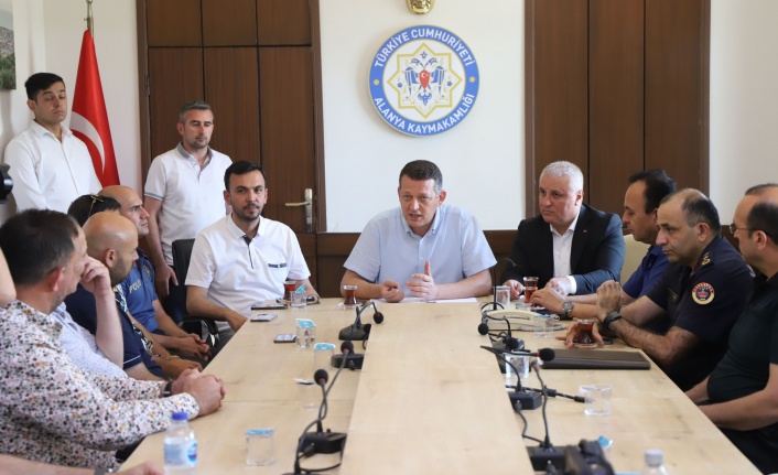 Alanya'da eğlence mekanlarının gece kapanış saatleriyle ilgili toplantı düzenlendi