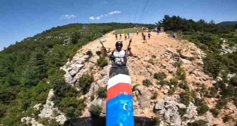 Alanya'da kanoyla yamaç paraşütü yaptı, yolculuğa denizde devam etti