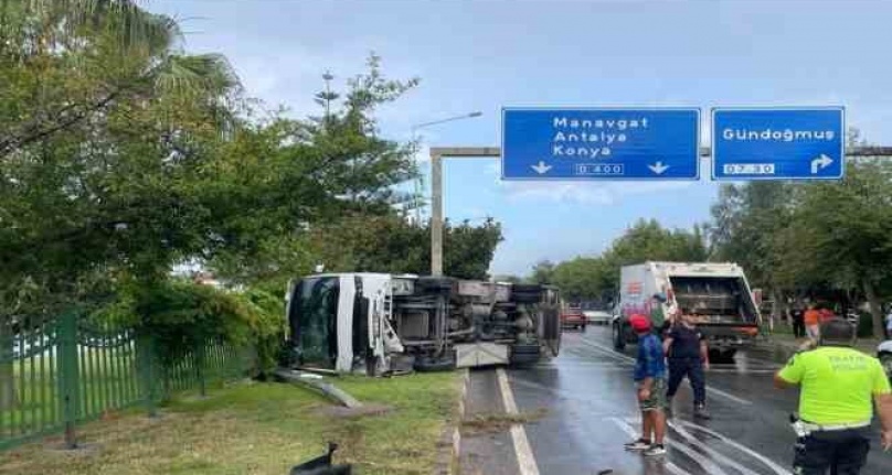 Alanya'da servis otobüsü devrildi, 15 otel çalışanı yaralandı