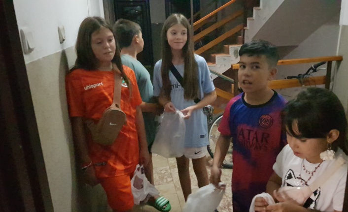 Alanya'ya tatile gelen yabancı çocuklar Türk çocuklarla şeker topladı