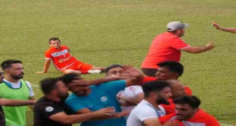 Amatör maçta saha bir anda karıştı, kavgayı ayıran yönetici başından yaralandı