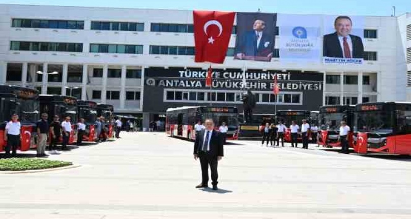 Başkan Böcek: "Ulaşım sektörü ile ilgili tüm otobüslerin Büyükşehir Belediyesine ait olması gerekiyor"