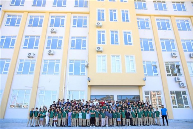 Başkan Yücel Alanya'da bir okulda daha ikili eğitime son verdi