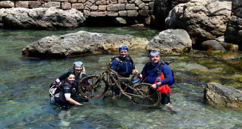 Denizin dibinden bisiklet bile çıktı, hayalet ağ avcıları şaştı kaldı