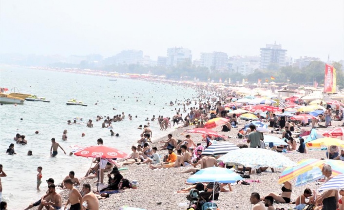 Dünyaca ünlü sahil tatilci akınına uğradı, kalabalığın arasında kalan Hintli kız "Kendimi Hindistan’da gibi hissediyorum" dedi