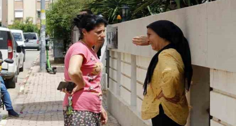 Eşinden boşanamadığını söyleyerek çatıya çıktı, hem ağlattı hem güldürdü