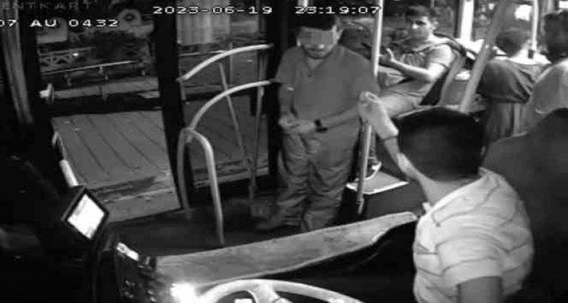 Halk otobüsünde dehşet dakikaları: Ekmek bıçağıyla şoföre saldırdı