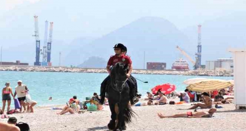 Konyaaltı sahilinin güvenliği Börü ve Winner'e emanet