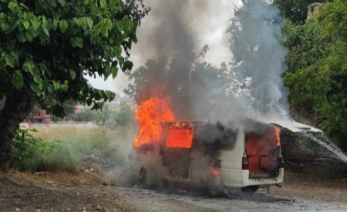 Park halindeki minibüsü yaktılar