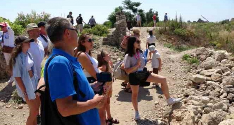 Side'ye gelen turist kafilelerinden tarihi eserlerin restorasyonuna ilgi