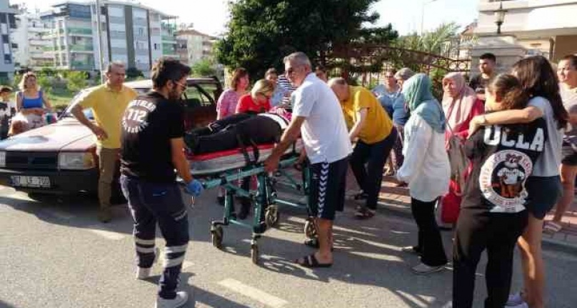 Sürücü adayının fren yerine gaza bastığı otomobil duvara çarparak durabildi