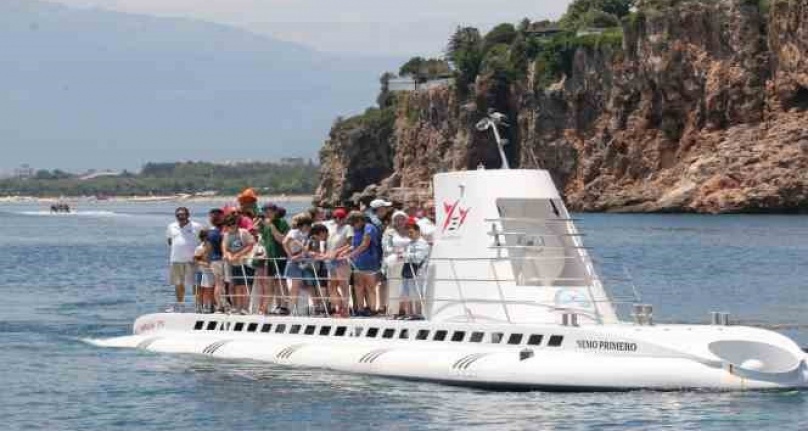 Türkiye'nin ilk turistik denizaltısı 18 bin turisti denizin altına indirecek