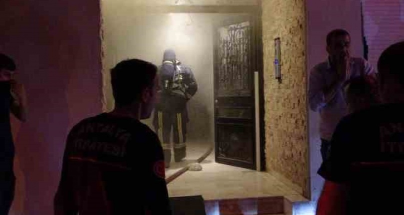 Yangın paniği: Mahsur kalan genç kapının kilidi kırılarak kurtarıldı