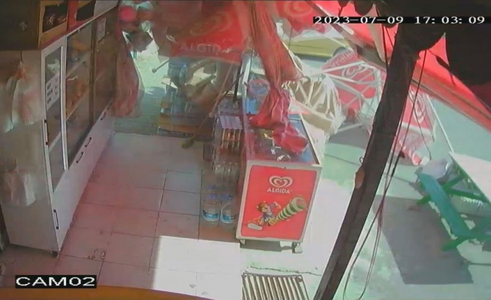 Antalya'da çıkan hortum araçların plakasını söktü, şemsiyeleri uçurtma gibi uçurdu