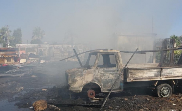 Antalya'da ikinci el eşya satılan konteyner alev alev yandı