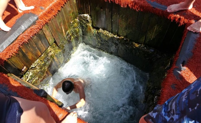 Antalya’daki şifalı su 5 dakikada çöl sıcağını unutturuyor, evlerine titreyerek gidiyorlar