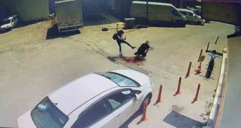 Arkadaşına sokak ortasında dehşeti yaşattı ,o anlar güvenlik kameralarına yansıdı