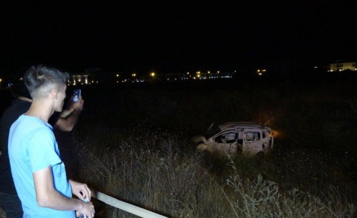 Bariyerlere çarpan araç taklalar atarak yaklaşık 100 metre sürüklendi: 2 yaralı