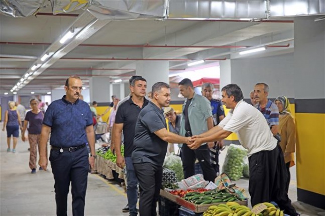 Başkan Yücel Cuma Pazarı’nda esnaf ve vatandaşlarla bir araya geldi