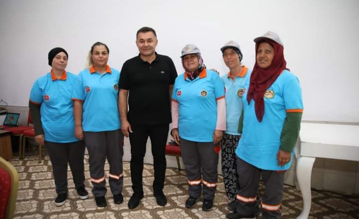 Başkan Yücel'den temizlik ekibine mesai teşekkürü