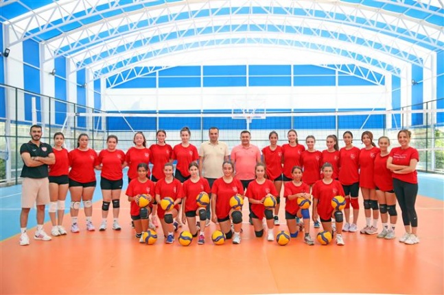 Başkan Yücel yeni kapalı spor salonunu hizmete açtı