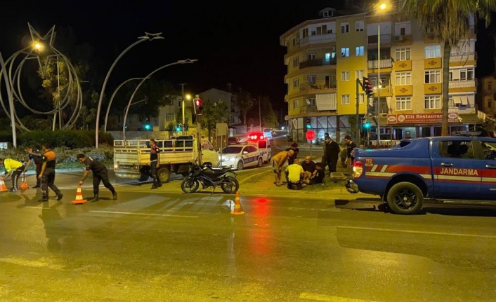 Gazipaşa'da kamyonet ile motosiklet çarpıştı : 1 yaralı