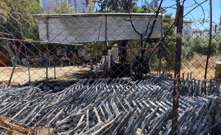 ‘Geleceğim’ dediği masa ve sandalyeleri gözü önünde küle döndü