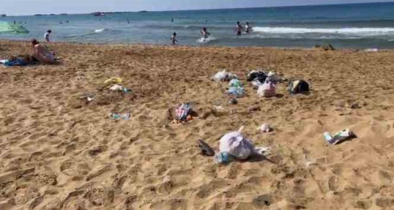 Halk plajındaki çöpleri gören plaj işletmecisi isyan etti: "Deniz herkesin malı ama kirletmek herkesin hakkı değil"
