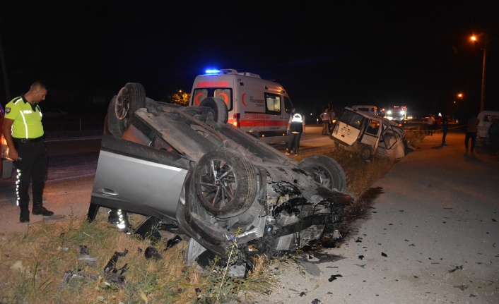 İki otomobil çarpıştı: 1 ölü, 2 yaralı var