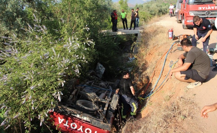 Kanala düşen kamyonetin altında kaldı, 1 saatlik çalışmayla kurtarılabildi