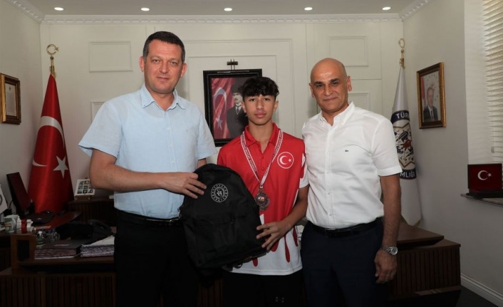 Kaymakam Ürkmezer 15 Temmuz Demokrasi Şehitleri Tekvando Şampiyonası Türkiye 3.sü Doruk Aydın'ı makamında ağırladı