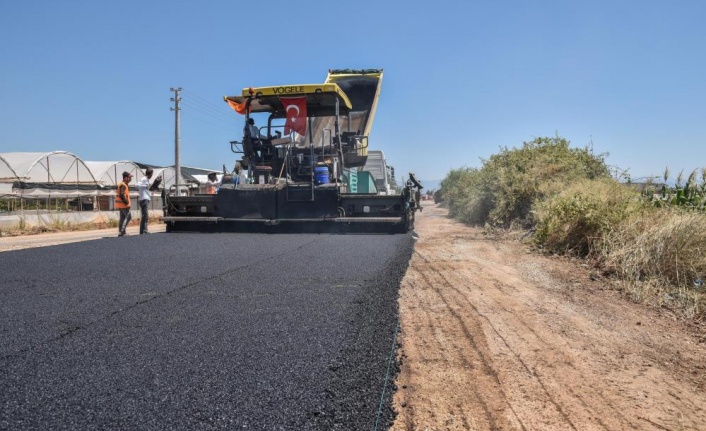 Kepez ‘in asfalt çalışması sıcak havada dahi durmuyor
