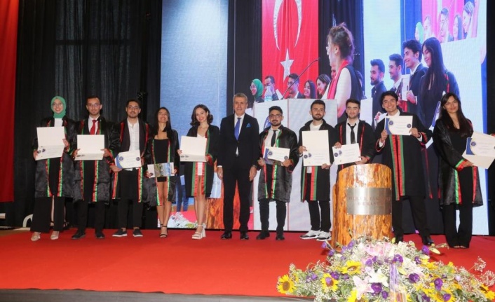 Mezun olan 290 hukuk fakültesi öğrencisi yemin ederek mesleğe ilk adımlarını attı