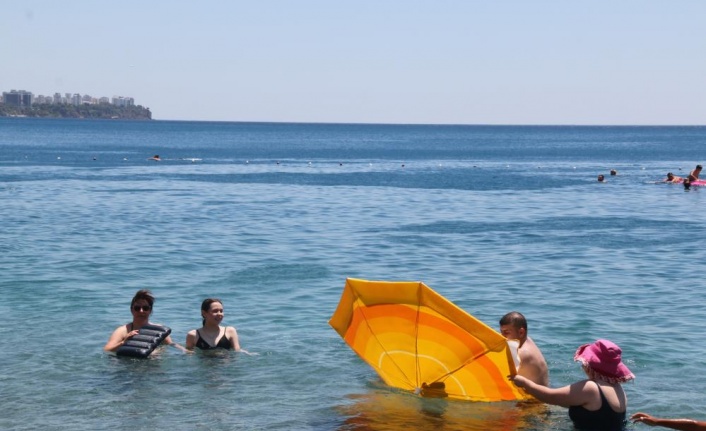 Şiddetli rüzgar dünyaca ünlü sahilde tatilcilere zor anlar yaşattı