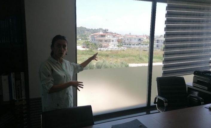 Sokaktaki araçtan açılan ateş iş yerinde paniğe neden oldu