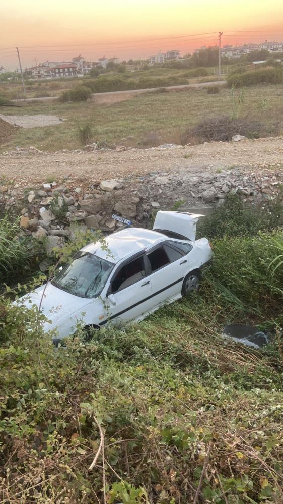 Sürücü belgesi olmadan kullandığı otomobille kanala uçtu