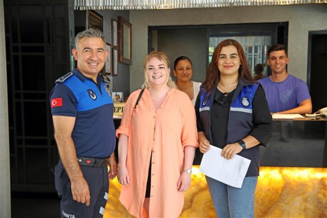 Zabıtalar bulduğu çantayı İngiliz turiste teslim etti