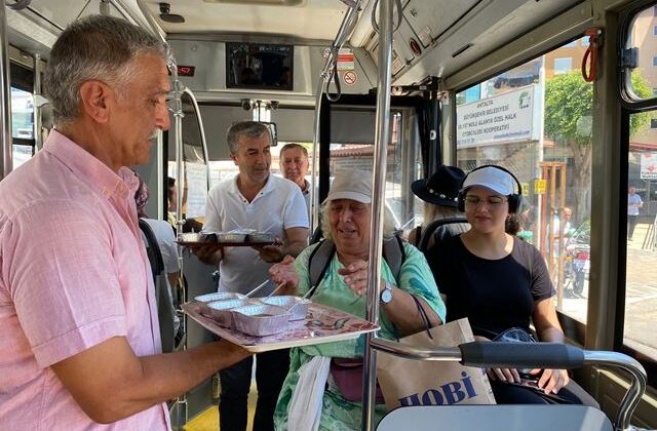 Alanya’da halk otobüsünde aşure sürprizi