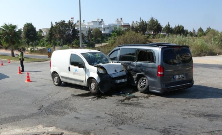 Antalya’da tur minibüsü ile hafif ticari araç çarpıştı: 3 yaralı