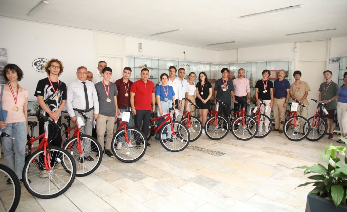Başkan Yücel'den YKS şampiyonlarına bisiklet hediyesi