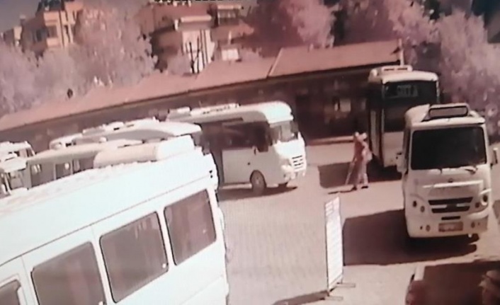 Bir ayağı protez olan engelli adam minibüsün altında kaldı