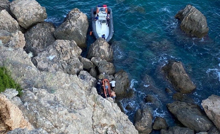 Denizde hareketsiz yatan kişi kurtarıldı