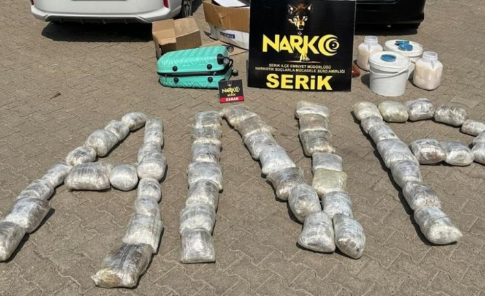 Doğu illerinden valizlerle Antalya’ya getirilen 51 kilo esrar polis takibine takıldı
