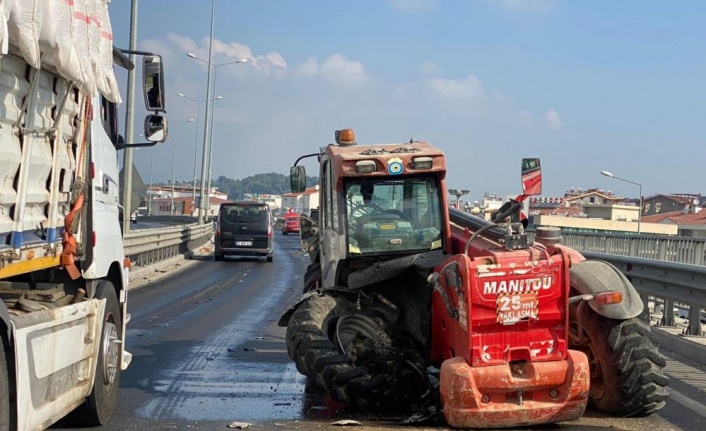 Köprülü kavşakta zincirleme kaza: 2 turist yaralandı