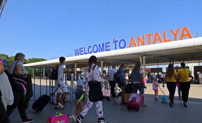 Yılın ilk 8 ayında Antalya'ya hava yoluyla 9 milyon turist geldi