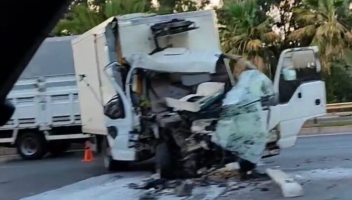 Alanya’da feci kaza! Kamyonet otobüse çarptı