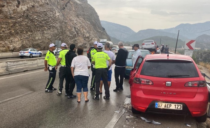 Antalya'da 5 araçlı zincirleme kaza: Karayolunda uzun araç kuyruğu oluştu